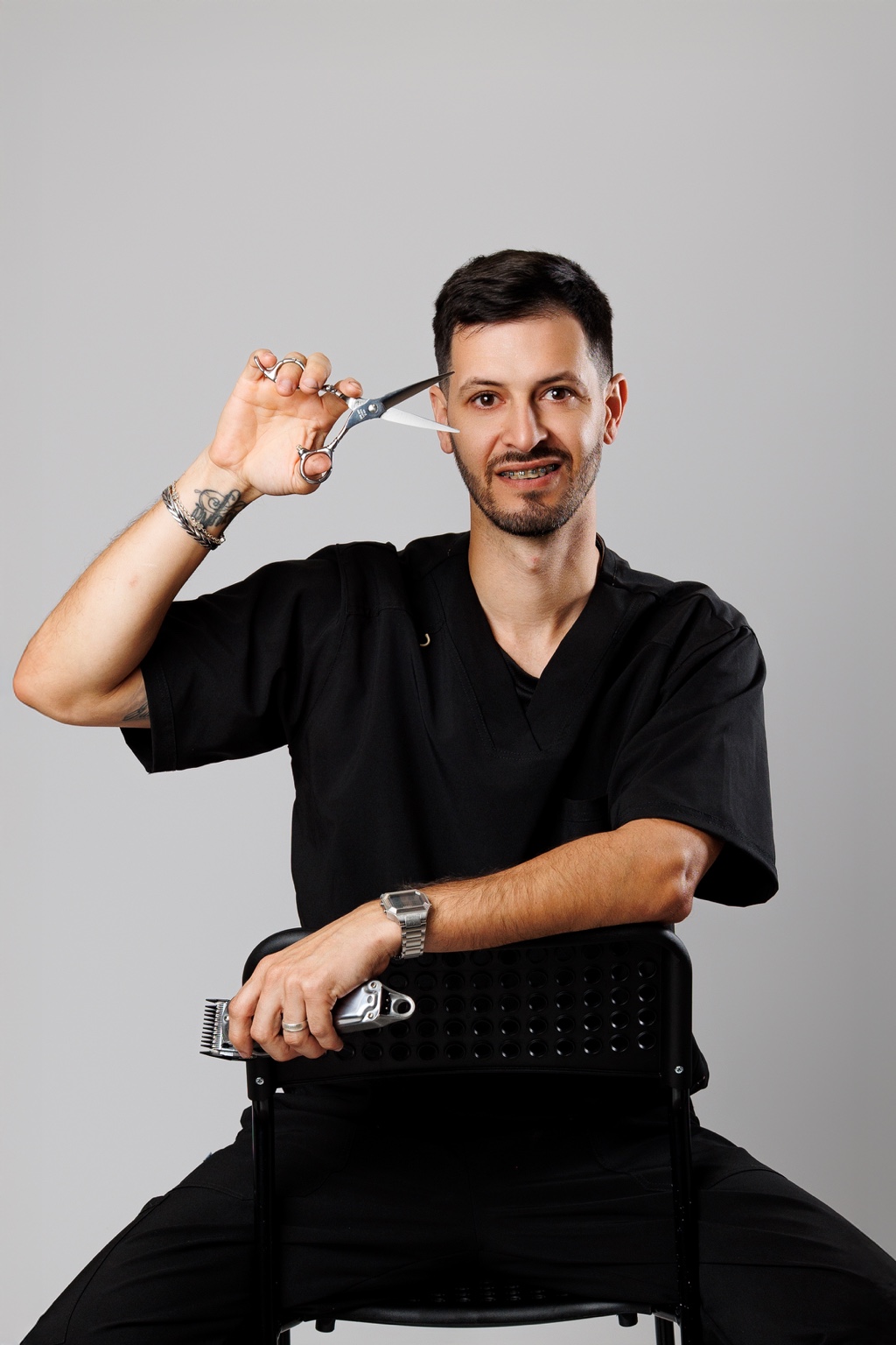 Omar con sus tijeras y máquina de barbería